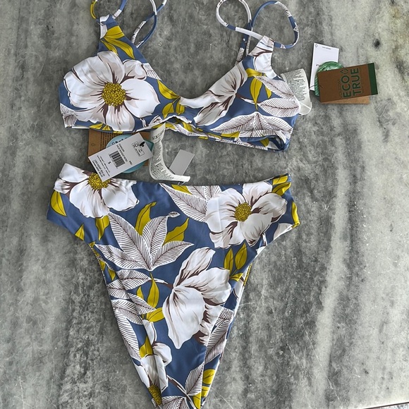 Volcom Bouquet Bikini Set - Picture 2 of 11